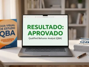 Pacote QBA de preparação para o exame com certificado emoldurado, notebook exibindo resultado aprovado e guia de estudo visual da ABA Practice.